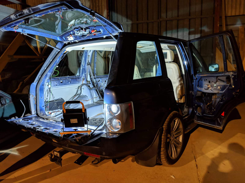 Illustration for article titled Drunkenly Playing Gran Turismo Inspired This Real-Life Range Rover Race Car